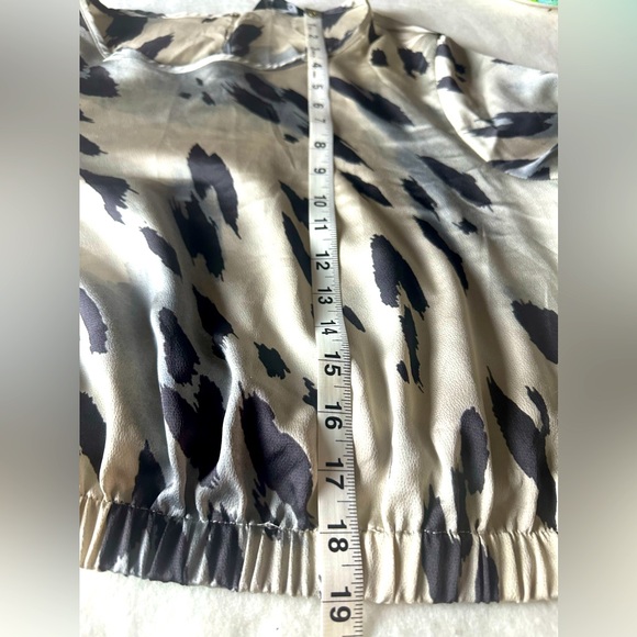 short blouse . express brand, size L, beige with coffee color. - Picture 8 of 10